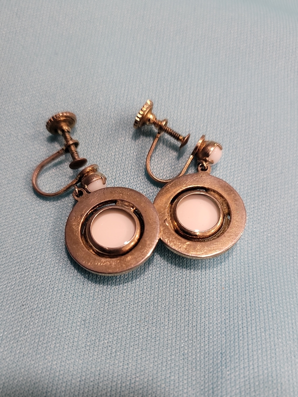 Vintage Classic White Dome Clip-On Earrings - Elegant Women's Jewelry - Picture 2 of 4